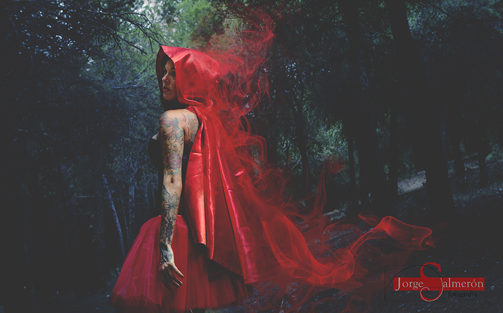 Chica tatuada en el bosque