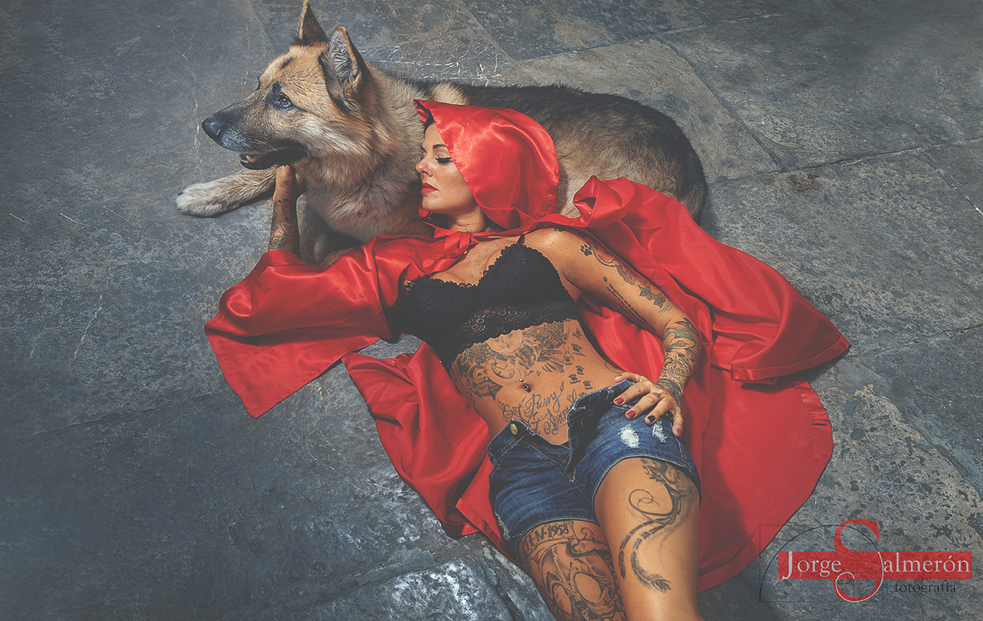 Pinup tatuada Caperucita