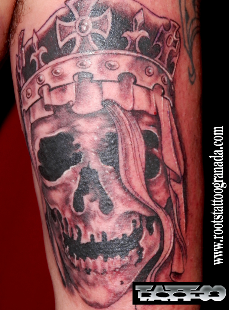 tatuaje calavera con corona de reina, Serafín Rabé, Roots Tattoo Granada
