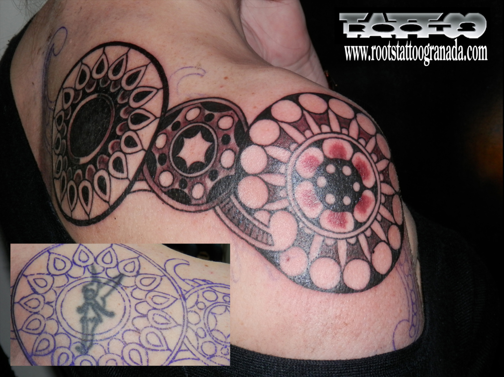 TAPADO DE TATUAJE DE CAMPANILLA PETER PAN CON ORNAMENTACIÓN MENDHI DECORATIVA, SERAFÍN RABÉ, ROOTS TATTOO GRANADA