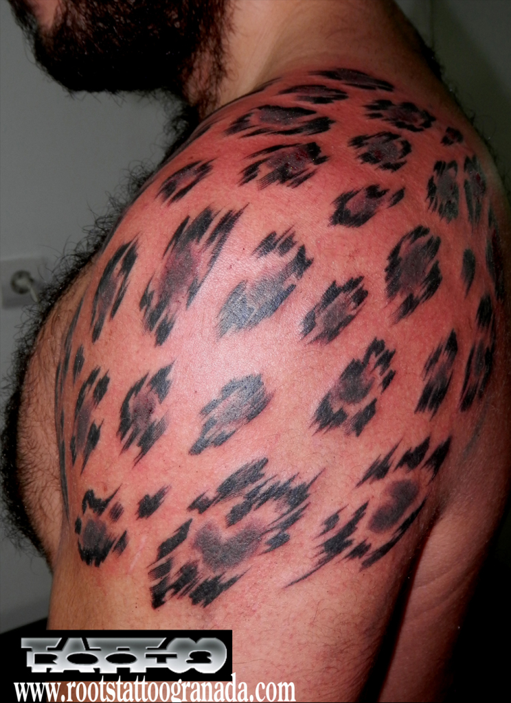 tatuaje manchas de leopardo con efecto rasgado hombro chico