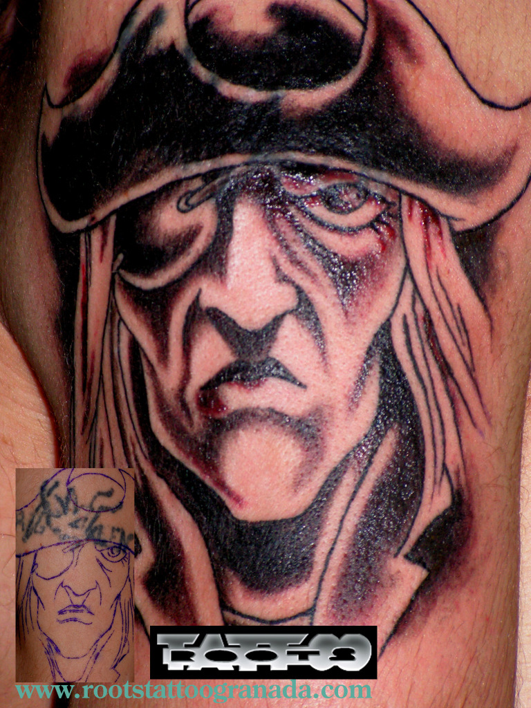 tapado de tatuaje antiguo con pirata con sombrero