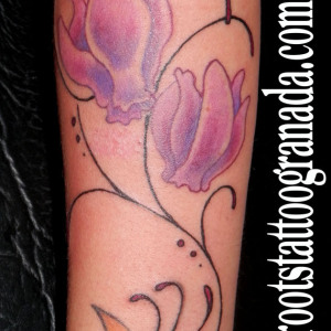 tatuaje grano de café con flores color