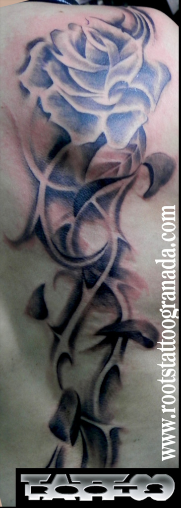 tatuaje rossa chica espalda
