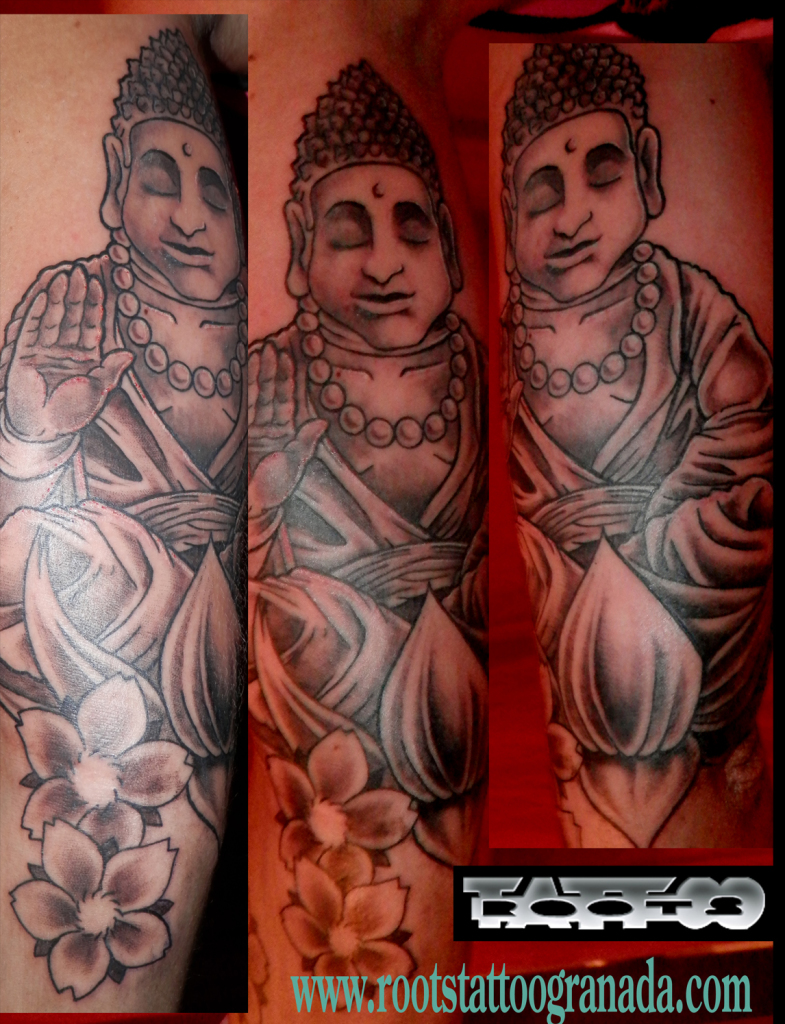Tatuaje Buda sentado en flor de loto con flores de almendro en sombras, brazo chica