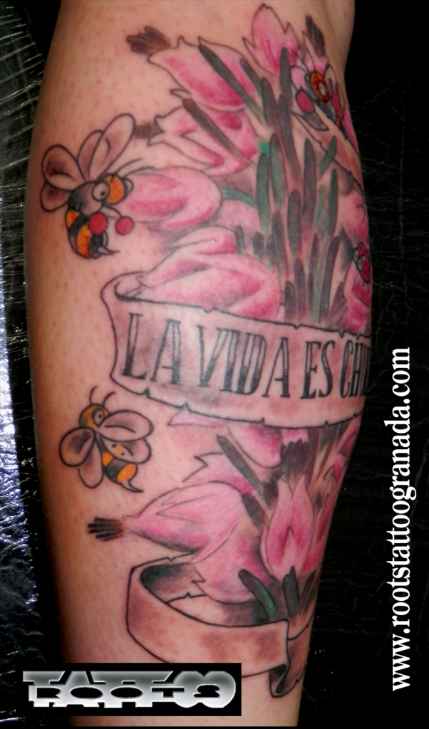Tatuaje flores y avispas