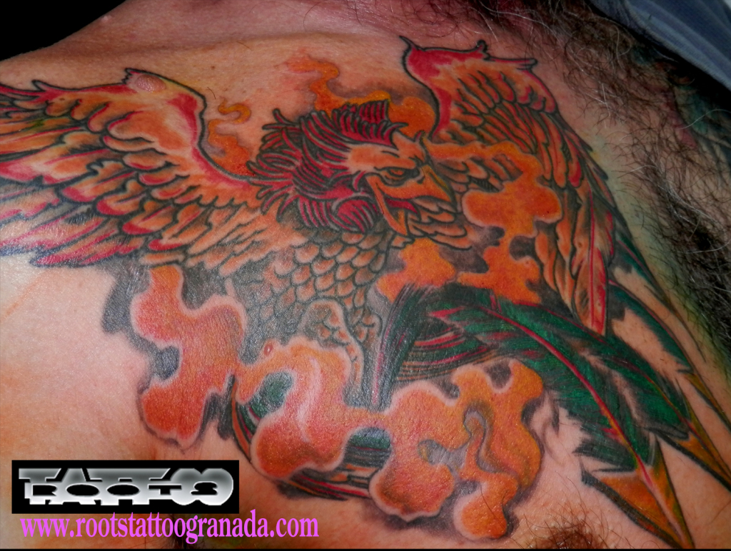 tatuaje ave fénix con llamas color pecho hombre