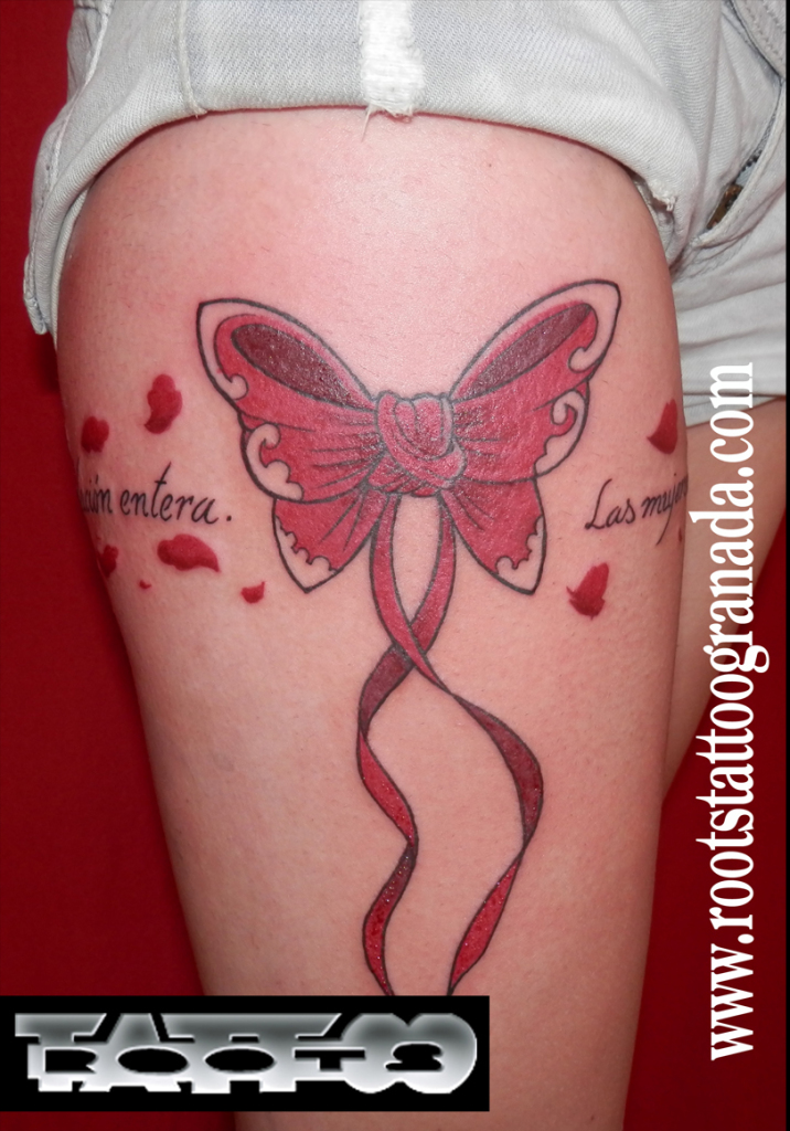 tatuaje frase liga con lazo o moña rosa muslo chica