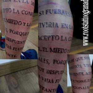 TATUAJE LETRAS PIERNA