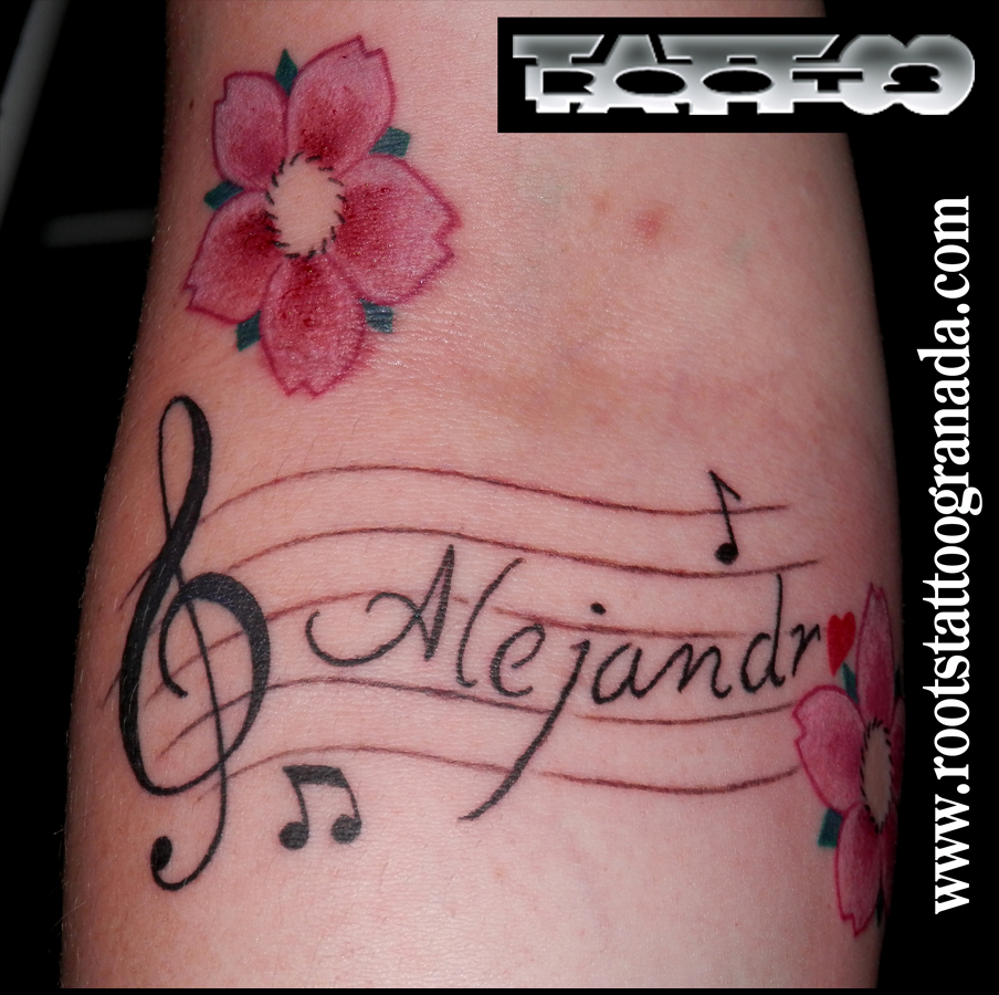 enfermo maleta Resbaladizo Tatuaje nombre con clave de sol, pentagrama, flores de cerezo y notas  musicales – ROOTS TATTOO GRANADA