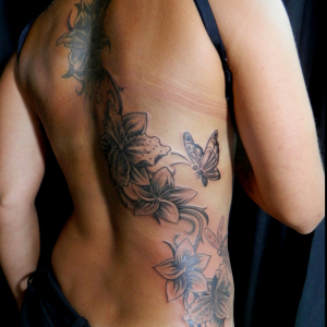 tatuaje sexy flores chica espalda y costado