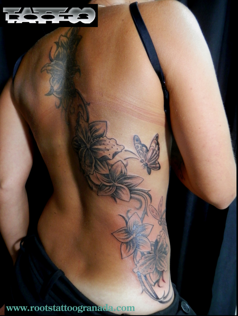 tatuaje sexy flores chica espalda y costado