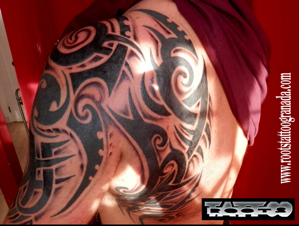 TATUAJE TRIBAL SOMBRAS BRAZO Y ESPALDA