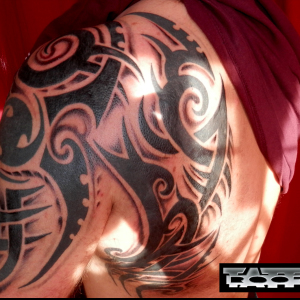 TATUAJE TRIBAL SOMBRAS BRAZO Y ESPALDA