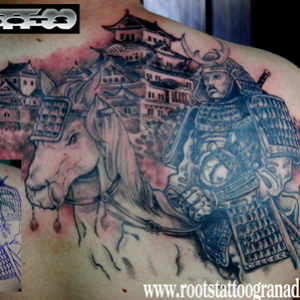 tapado de tatuaje de dragón tribal con samurai a caballo