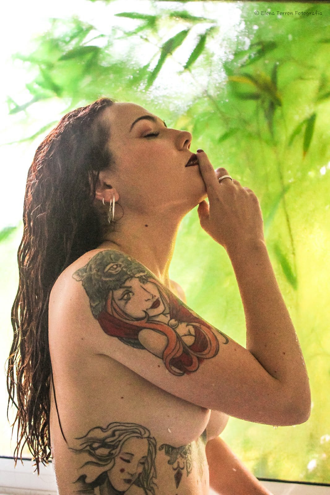 Joven tatuada