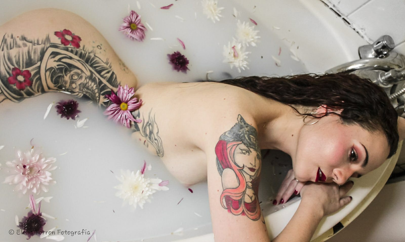 Joven chica con tatuajes
