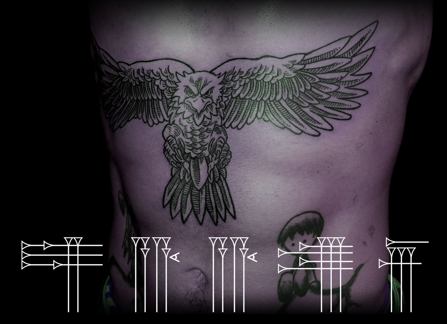 tatuaje abdomen hombre