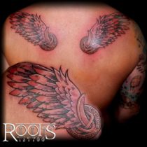 Alitas tatuadas en la espalda