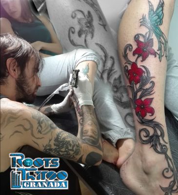 ENREDADERA EN LA PIERNA (ARREGLO) (TATUAJE DESTACADO 4)