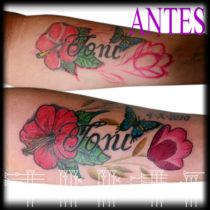 tatuaje de flores con letras