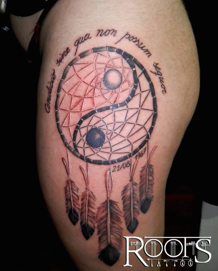 Tatuaje indio yin yang con plumas
