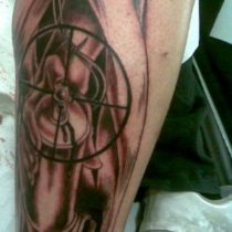 Idea para tatuaje en la pierna rapero