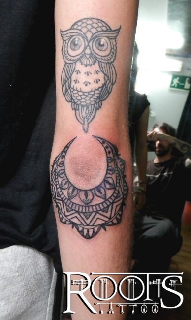 Tatuaje de pájaro sobre motivos de la India