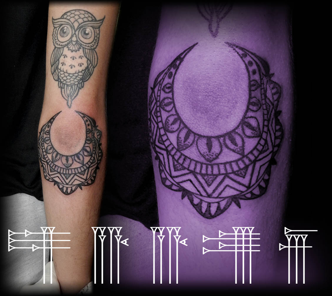 Tatuaje rodeando el codo