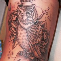 Tatuaje búho con libro, chistera, monoculo y rosas