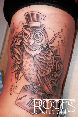 Tatuaje búho con libro, chistera, monoculo y rosas