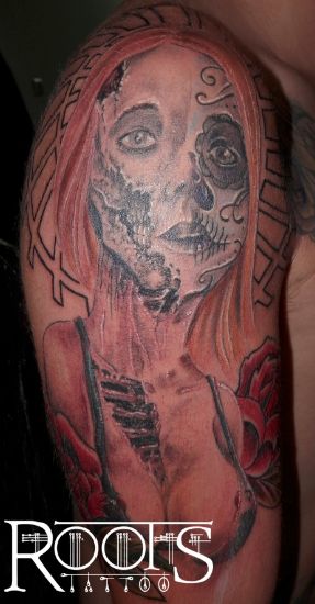 Catrina con media cara calavera