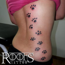 Tatuajes de huellas para mujer