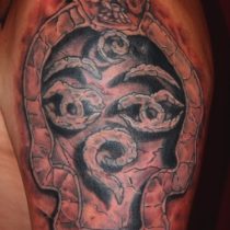 Tatuaje sombras hombro hombre