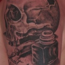 Tatuaje cráneo tintero sombras