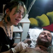 Fani tatuando
