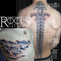 Tatuaje espina dorsal y costillas mecánicas