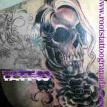 Tapado de tatuaje con calavera mujer