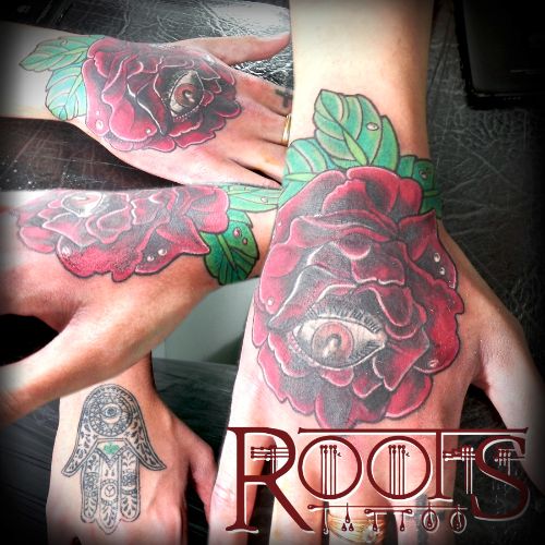 COVERUP MANO DE FÁTIMA CON ROSA (TATUAJE DESTACADO 9)