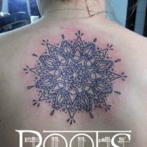 Tatuaje líneas mandala mujer