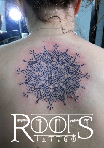 Tatuaje líneas mandala mujer
