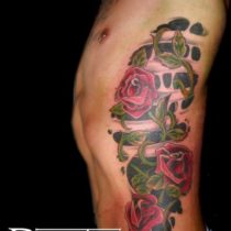 Tatuaje costado enredadera con rosas