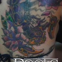 Tatuaje espalda chica color