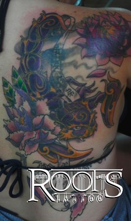 Tatuaje espalda chica color
