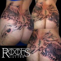 Tatuaje sombras sobre espalda y culo de chica