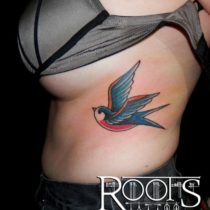 Tattoo Old School en las costillas