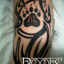 Tatuaje tribal zarpa de oso