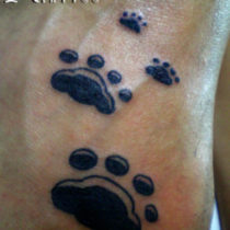 Tatuaje huellas con relieve