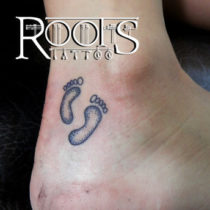 Tatuaje de huellas de pies pequeñas