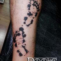 Pies con gotas de tinta en pierna hombre